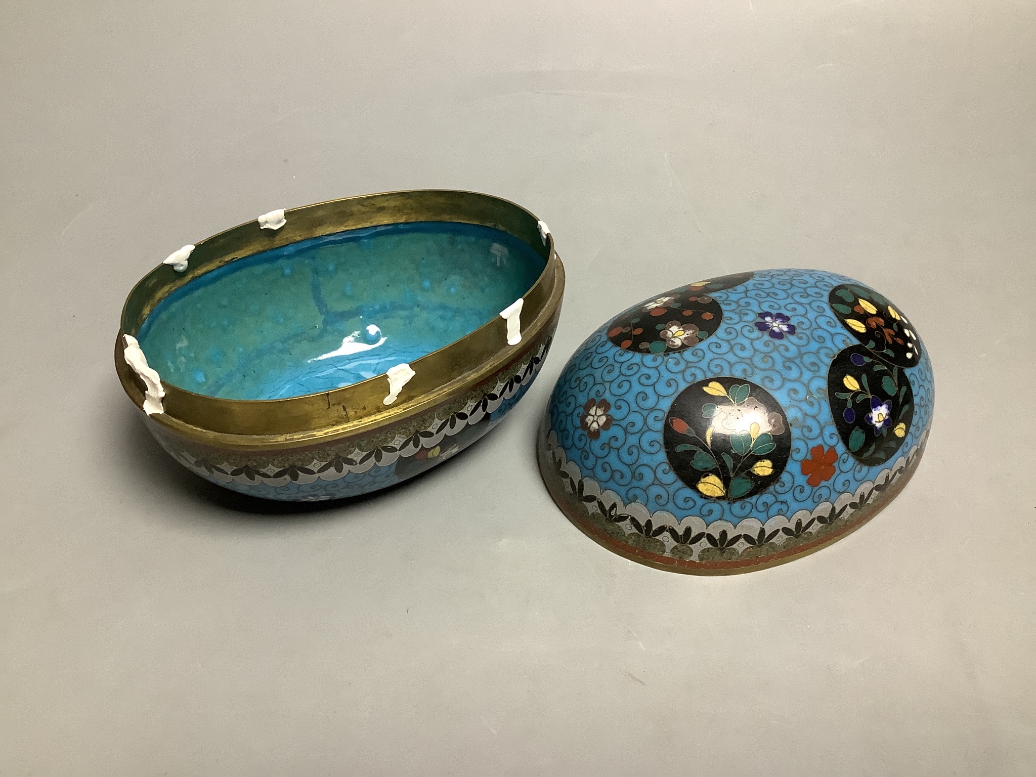 A Chinese cloisonne enamel egg shaped box and cover, early 20th century, 12.3cm